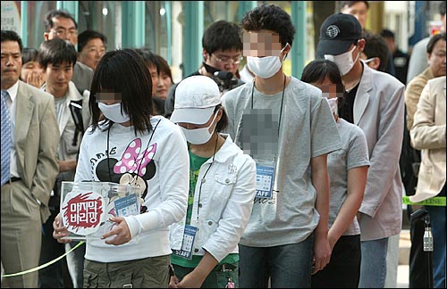 14일 오후 4시 서울 광화문 정보통신부 앞에서 열린 '학생인권보장 청소년축제'에서 참가 학생들은 자율발언 등을 통해 두발단속, 야간자율학습 강요, 학생회 간섭, 교문앞 용의검사, 인터넷 글쓰기 금지, 단체기합 등에 대한 문제를 제기하고 개선을 촉구했다. 두발 단속이 없어지기를 바라는 뜻을 담은 '마지막 바리깡' 퍼포먼스를 벌이고 있다. 